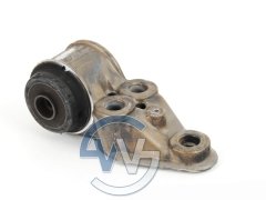 Passat Arka Travers Takozu Sağ - 4B0501522E